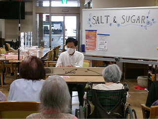 SALT & SUGARによる弾き語り